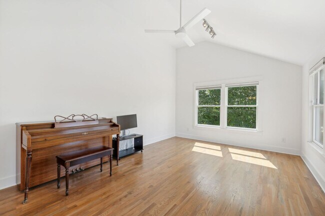 Building Photo - Germantown Gem just 1 mile from Downtown N...