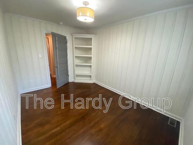 Building Photo - 934 McKellar Dr