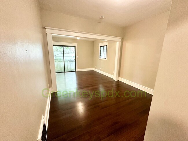 Building Photo - Huge Gorgeous 5 Bedroom 4 Bath Unit in SW ...
