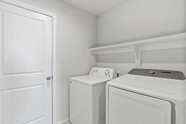 Building Photo - Move-In Ready 3BR/2BA Home with Garage & Private Fenced Yard!