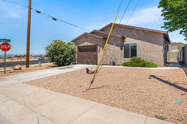 Building Photo - CHARMING TWO BEDROOM