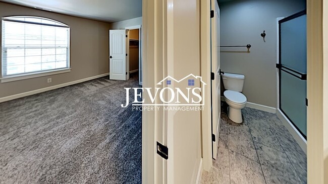 Building Photo - Spacious duplex with master bedroom, backy...