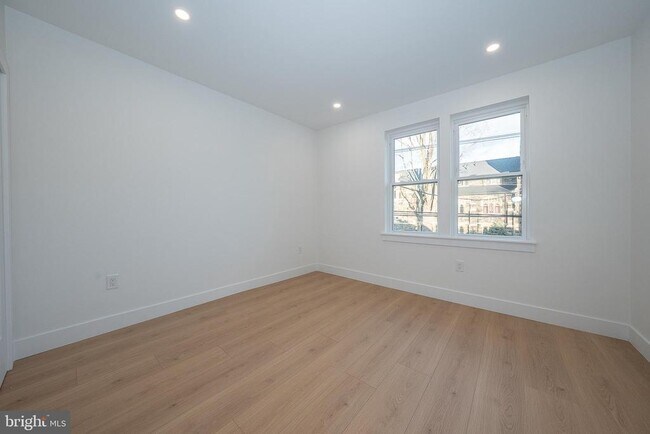 Building Photo - 314 N Essex Ave