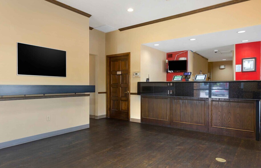 Building Photo - Furnished Studio-Phoenix - Airport - E. Oa...