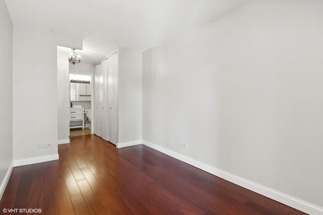 Building Photo - 1540 N La Salle Dr