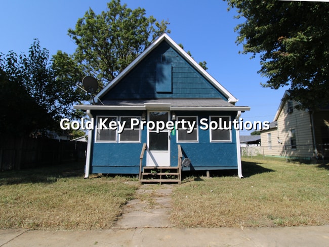 Building Photo - Nicely Updated 2 BR 1 BA House with New Fl...