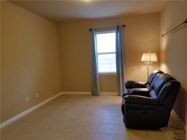 Building Photo - 743 Easton Dr