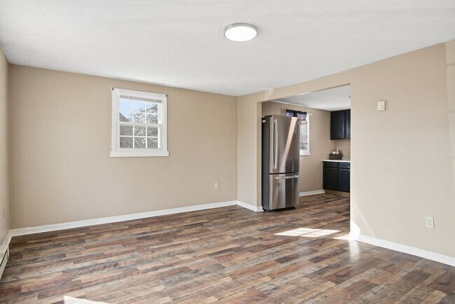 Building Photo - 2 Bed / 1 Bath. Off street parking.