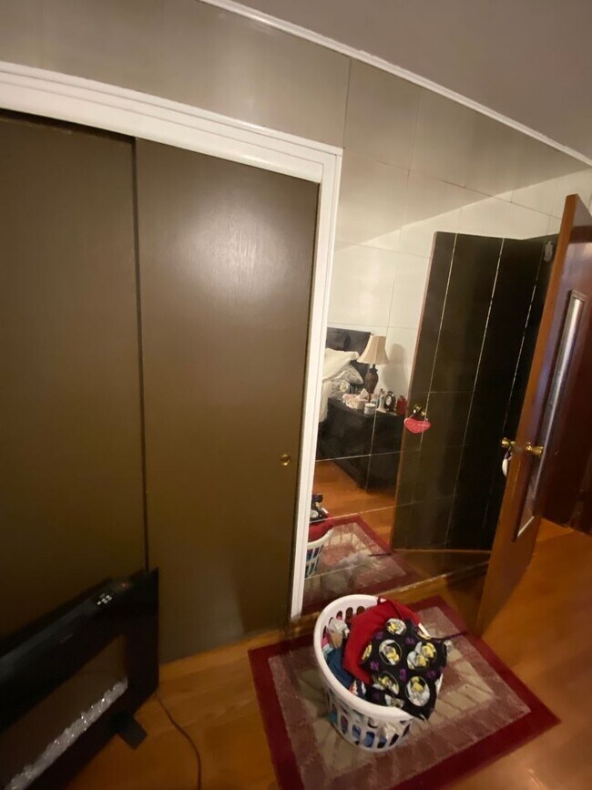 Building Photo - 3 Bedroom Single Family Home with giant ba...