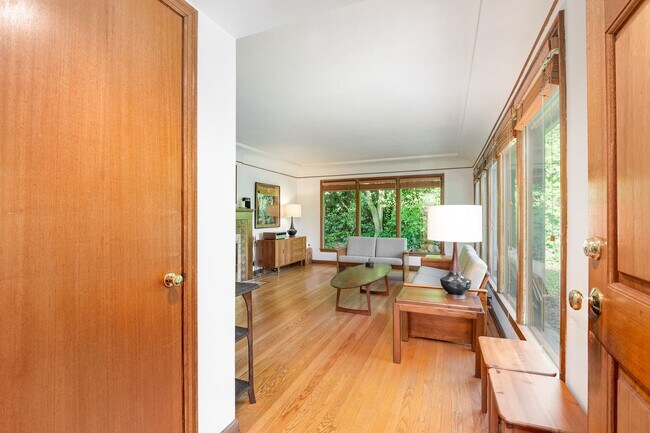 Building Photo - 4Bd/2Ba Seattle Home