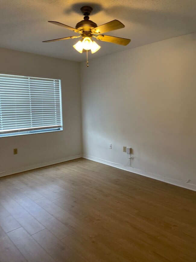 Building Photo - Recently Updated 2bd 2bth Condo Available ...