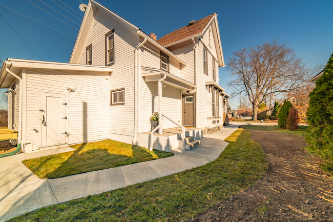 Side Entrance - 347 N Broadway St