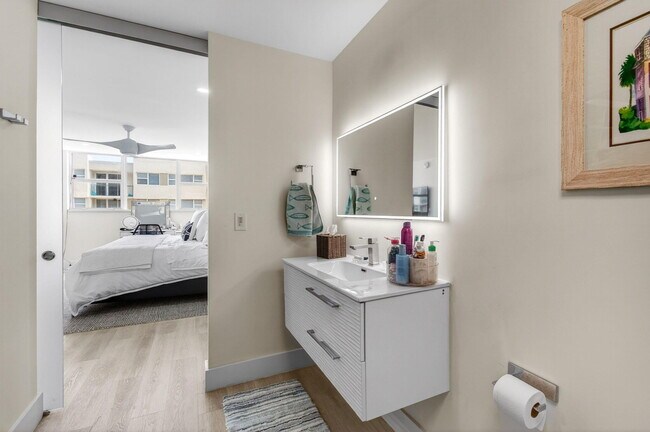 Building Photo - 1236 Hillsboro Mile
