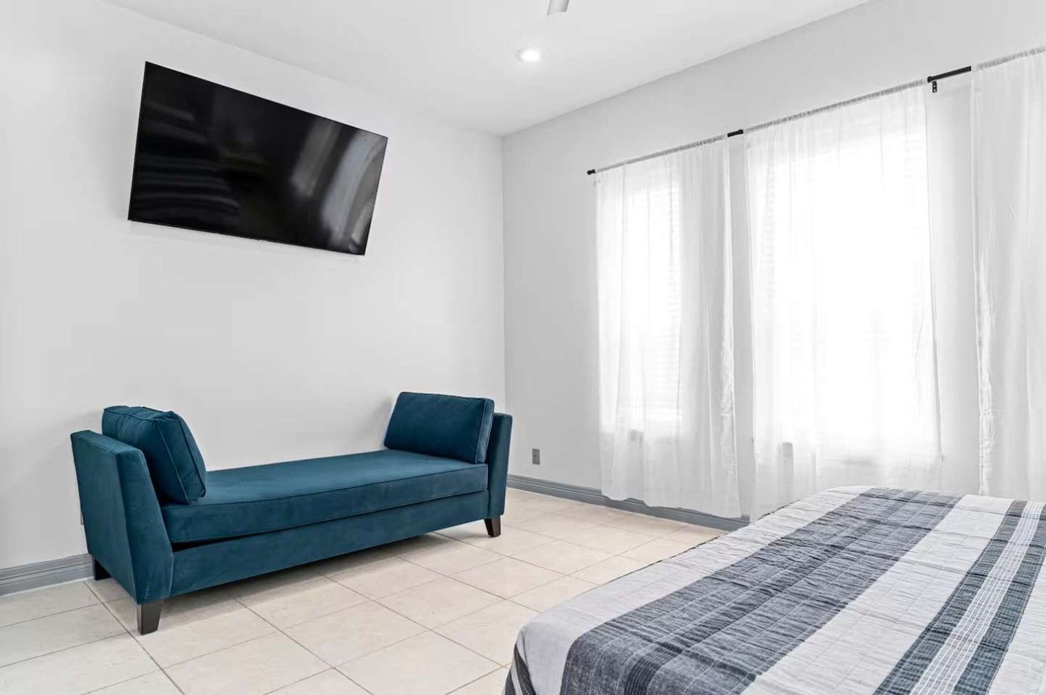 Building Photo - 117 E Campeche St