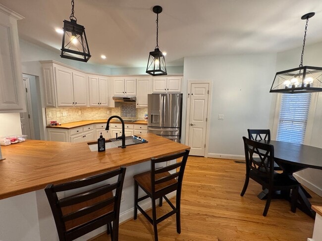 Building Photo - Available to Show