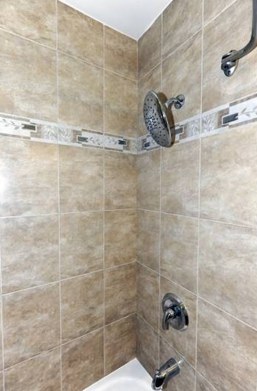 Building Photo - 1012 7th St SE