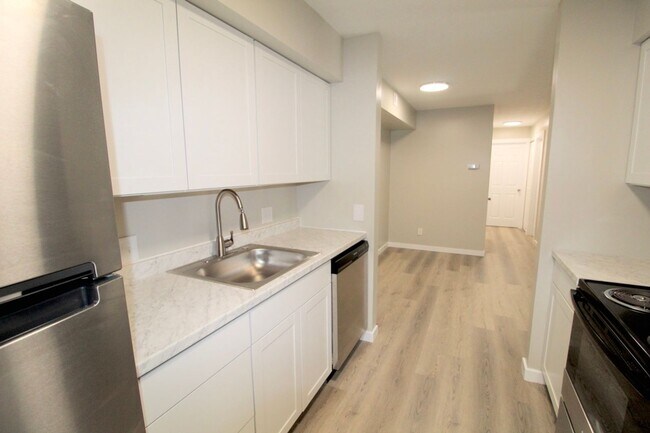 Building Photo - Stunning Fully Remodeled 3BR Condo at Madison Manor – Available This July!