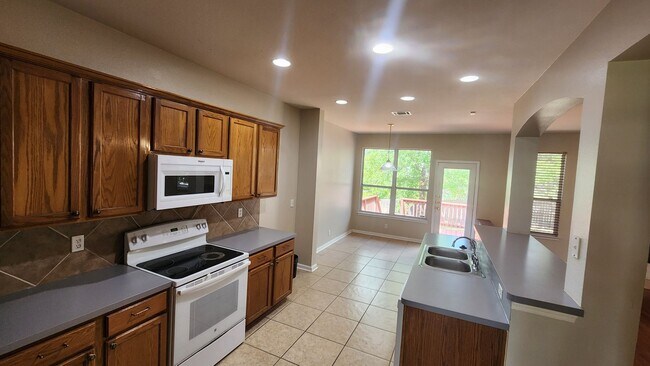 Building Photo - Located In the heart of Stone Oak
