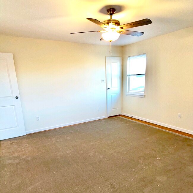 Den - 111 Terrace Pl