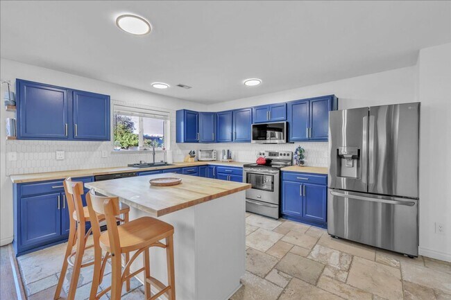 Building Photo - Stylish Yelm Home with A/C, Butcher Block Counters & Fully Fenced Yard!