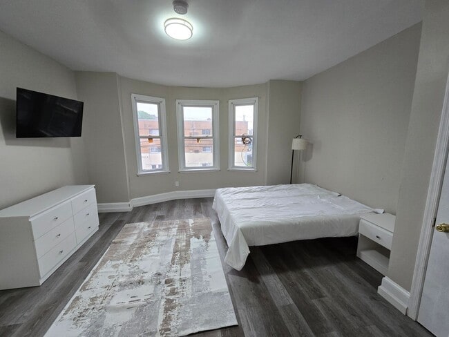 Building Photo - 4915 N 13th St