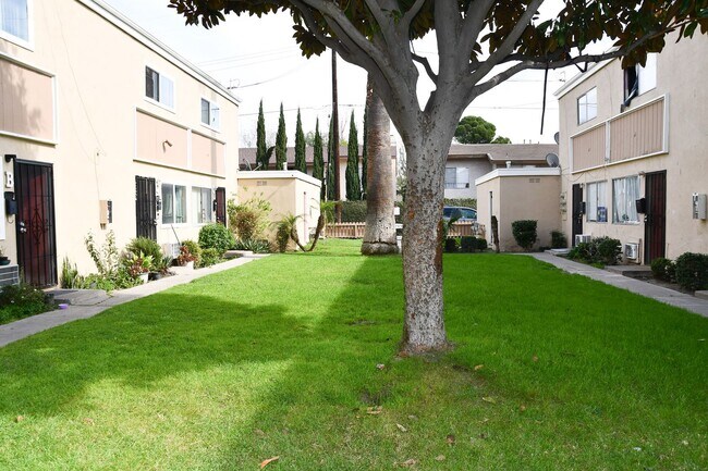 Building Photo - 733 S Fondren St