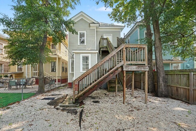 Building Photo - 311 W 39th St