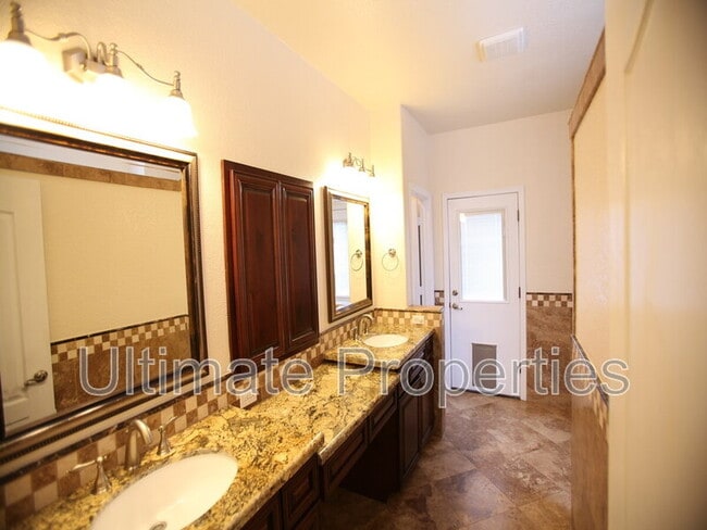 Building Photo - 9229 W Yukon Dr