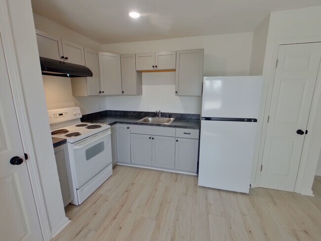 Building Photo - 5BR Renovated Home - Accepting Section 8