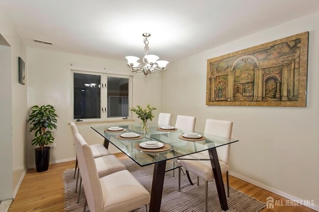 Building Photo - 410 Johnstone St