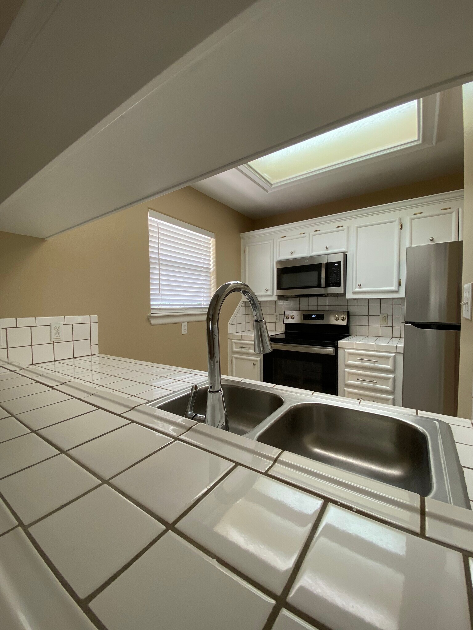 Building Photo - 1209 Swallow Ave