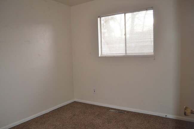 Building Photo - Ranch Style Home 3 beds, 1 bath close to F...