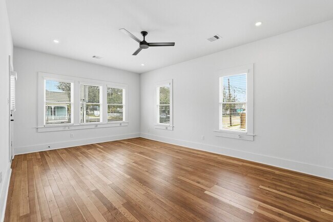 Building Photo - 2122 Hardy St