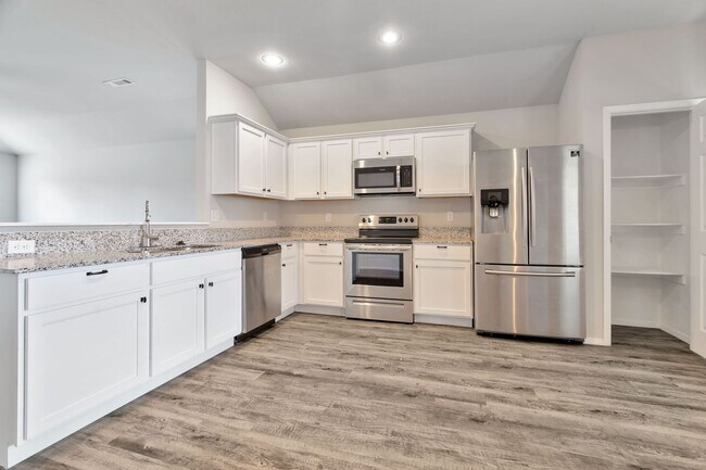 Building Photo - 3 Bed 2 Bath home mins away from the University!