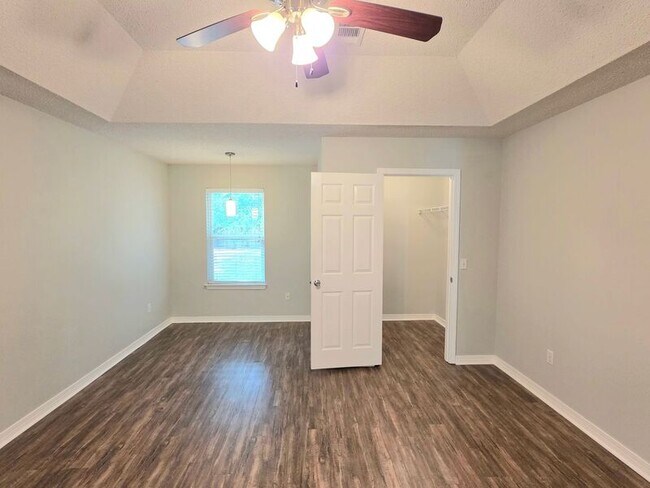 Building Photo - 6607 Woodbury Forest Dr