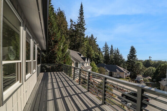 Building Photo - 4 Bed 3 Bath - Groups Welcome - Skyline - Westerly Views