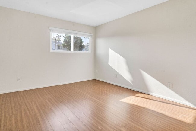 Building Photo - Spacious four bedroom in Prime UTC/UCSD Lo...