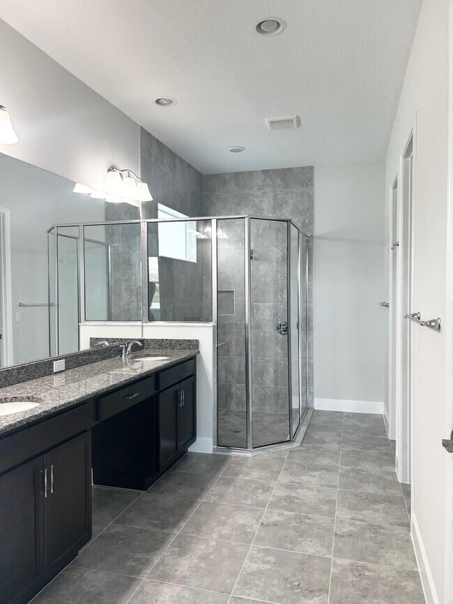 Building Photo - 15192 Wildwood Cir