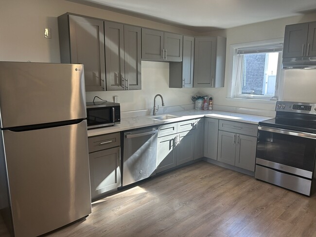 Building Photo - 171 Commercial St