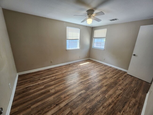 Building Photo - 608 1/2 Genard Unit A