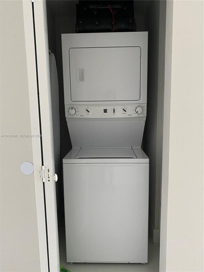 Building Photo - 1010 SW 2nd Ave