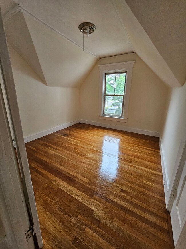 Building Photo - 605 Hall St