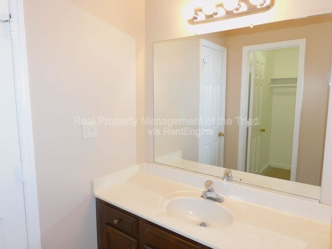 Building Photo - 814 Carrieland Dr