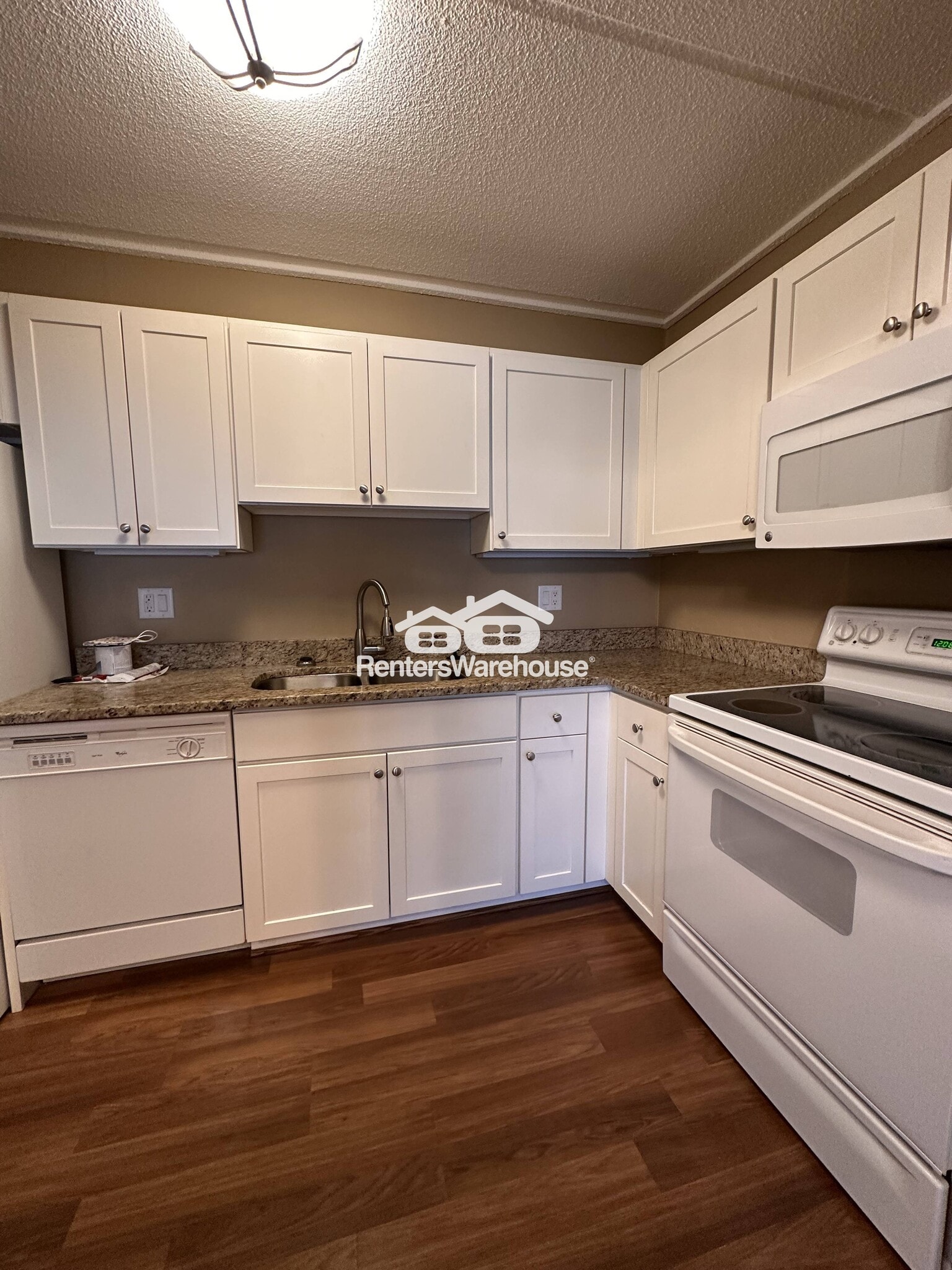 Building Photo - 10401 Cedar Lk Rd S