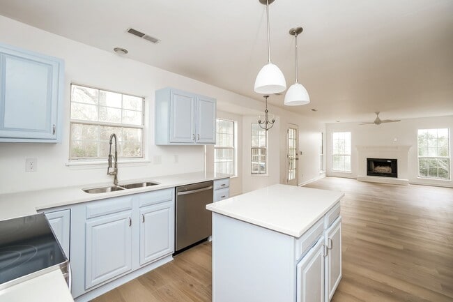 Building Photo - Stunning 3-bedroom, 2.5-bathroom home located in desirable Mt. Pleasant, SC