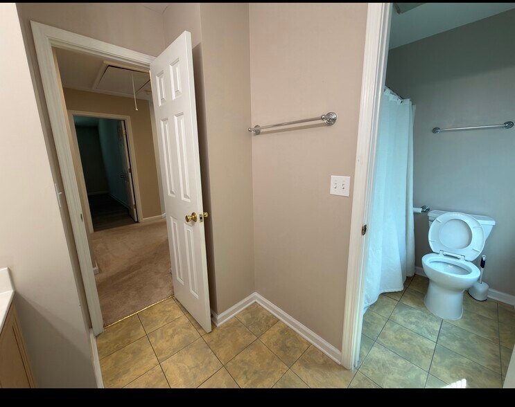 Building Photo - 1570 Valley Club Dr