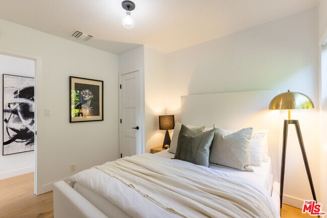 Building Photo - 3840 Lyceum Ave