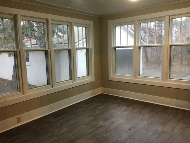 Building Photo - Spacious 4 Bedroom Home - Northside of Hol...