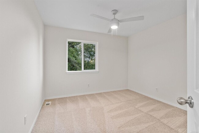 Building Photo - Wide open Eastern views from this near 3,000 sqft house, perched in the trees.