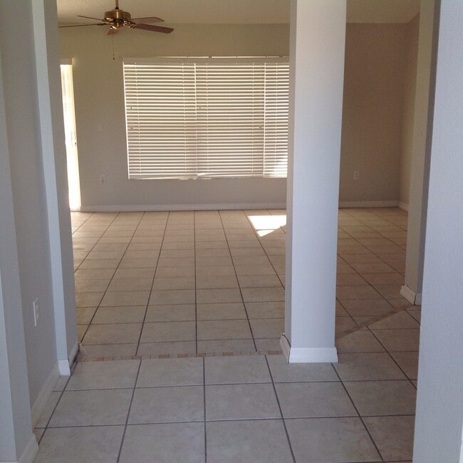 Building Photo - Close to I-4 Nice 3 Bedroom 2 Bath Call Ca...